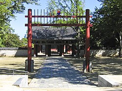 The hongsalmun at the shrine of the clan Yi of Jeonju