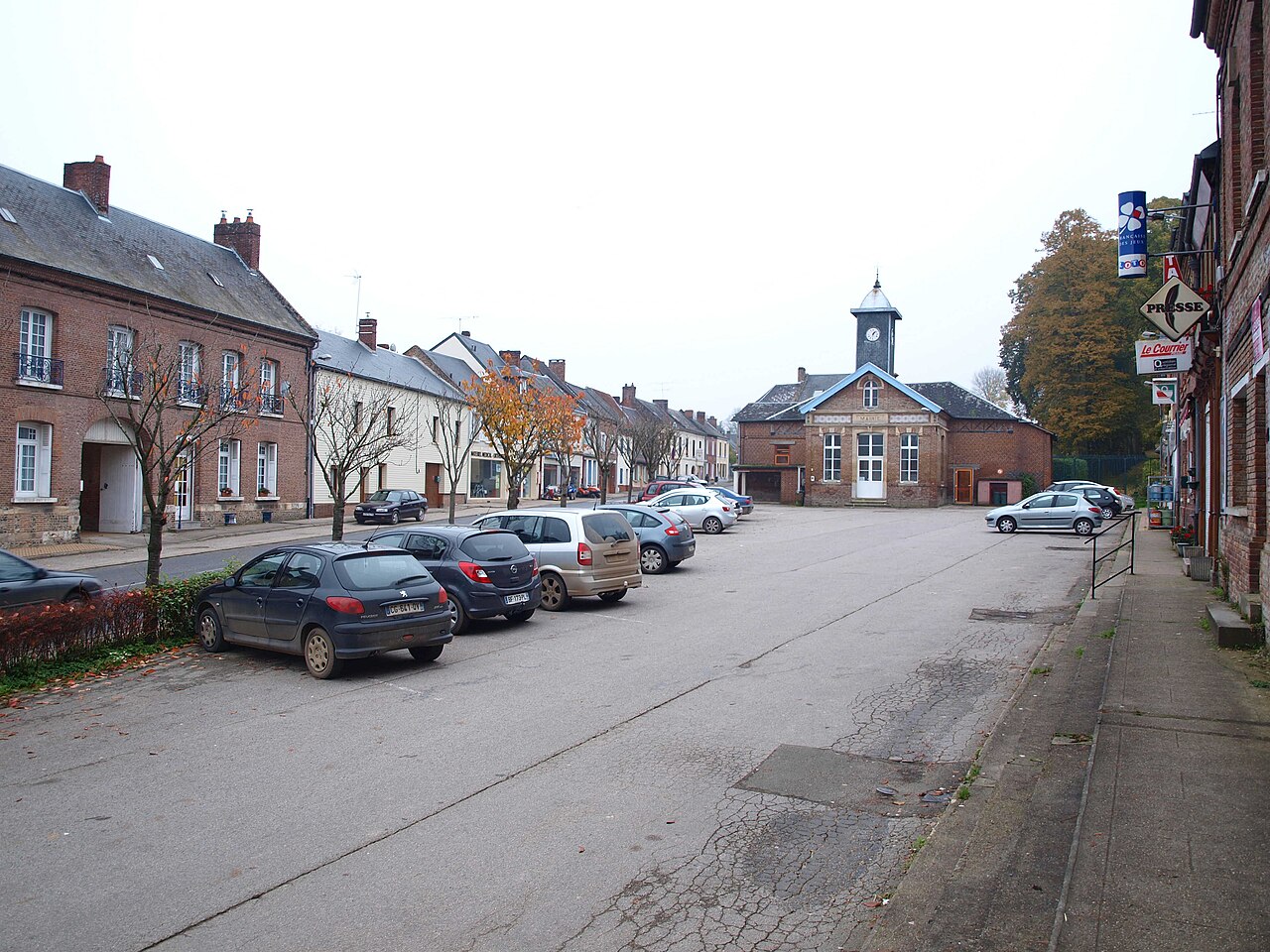 Senarpont-Somme-place-02.JPG