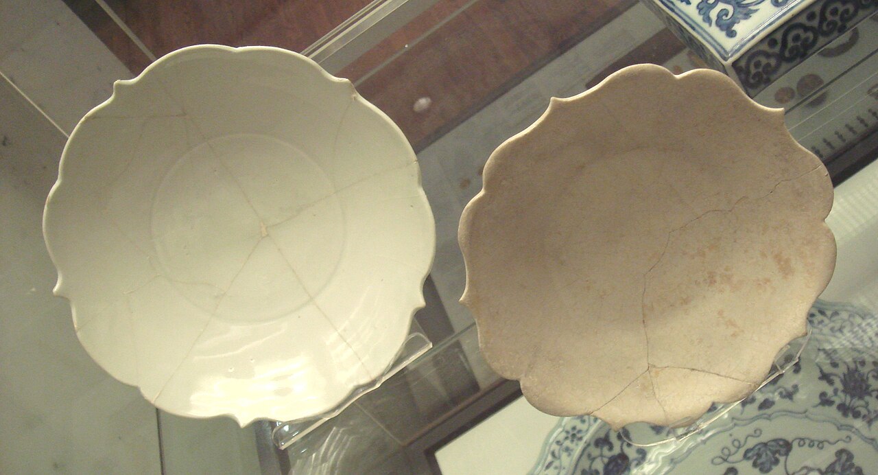 Chinese white ware dish 9th found in Iran and stone paste dish made in Iran 12th century.jpg