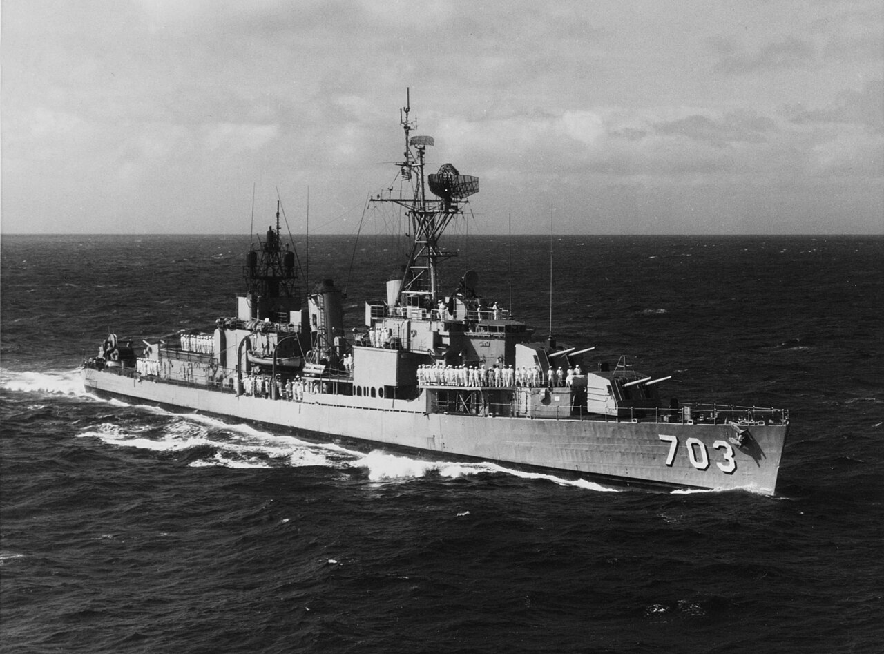 USS Wallace L. Lind (DD-703) underway in April 1970 (NH 107164).jpg