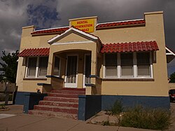 Exterior of the Doghouse drive-in restaurant