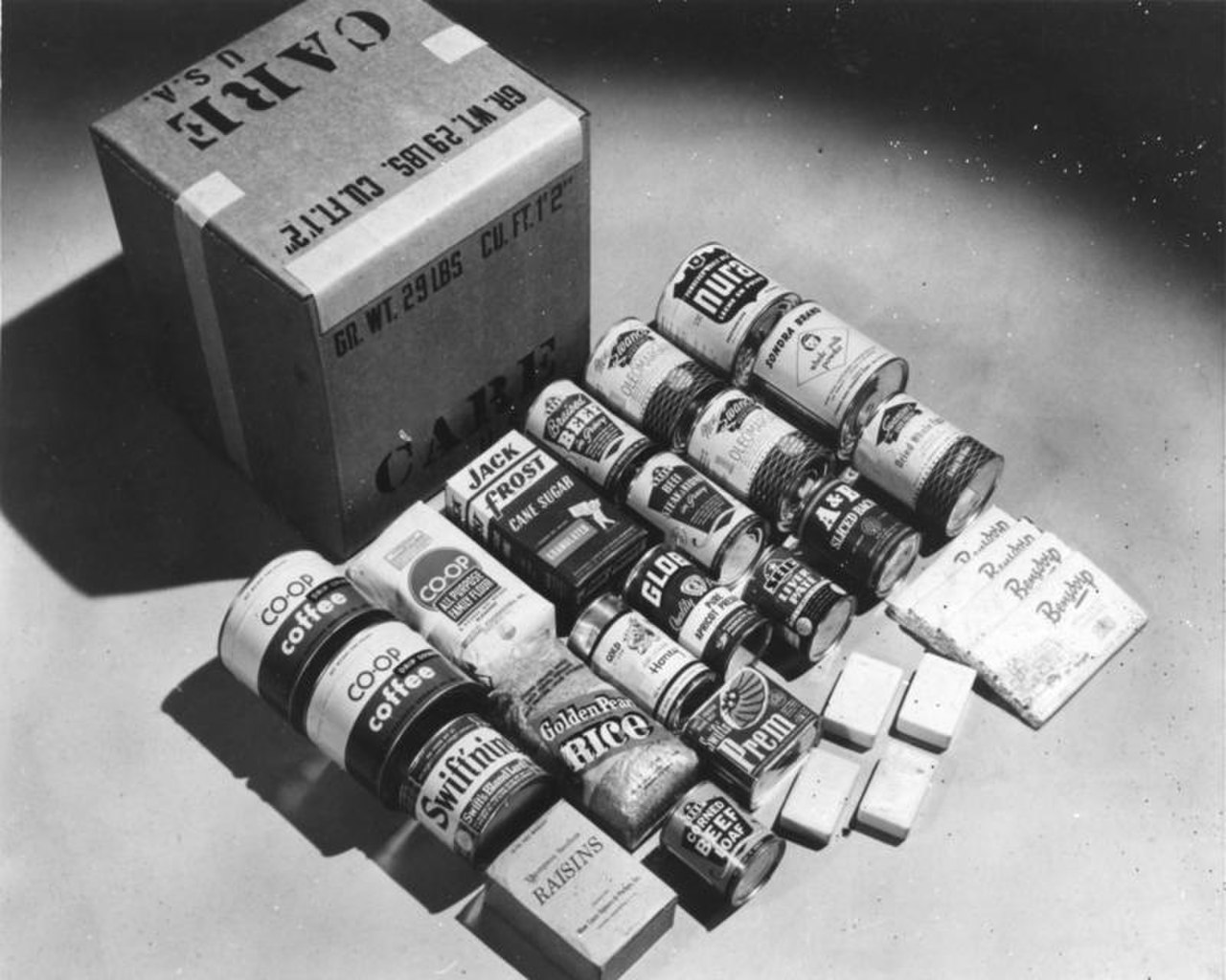 Bundesarchiv Bild 183-S1207-502, Inhalt eines CARE-Paket.jpg