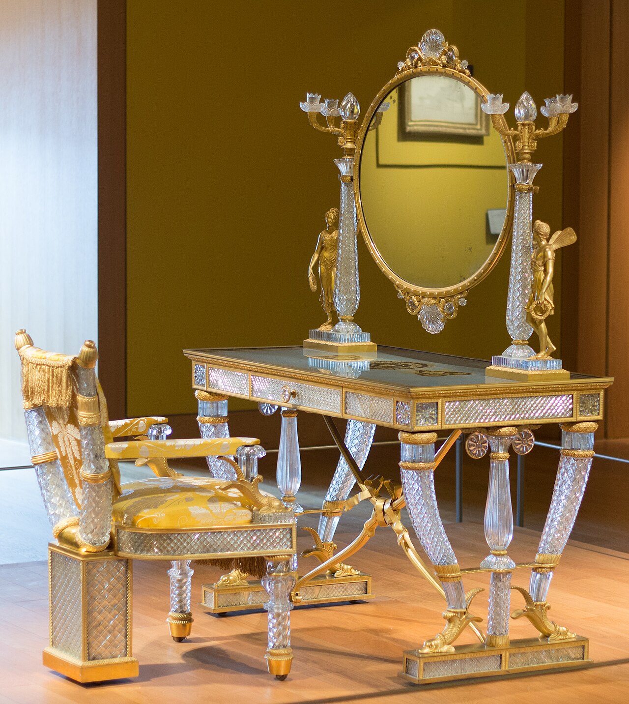 Table de toilette de la duchesse de Berry.jpg