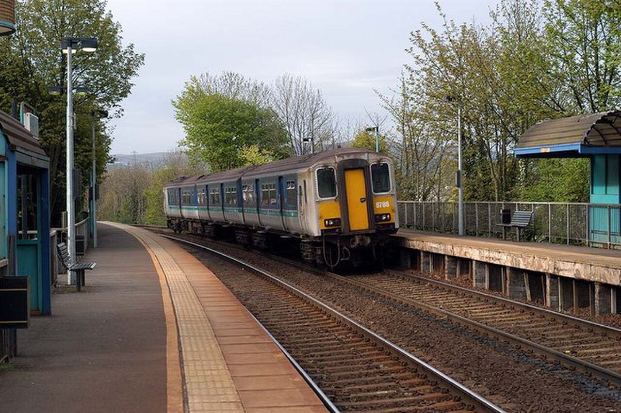 Hilden railway station in 2004.jpg