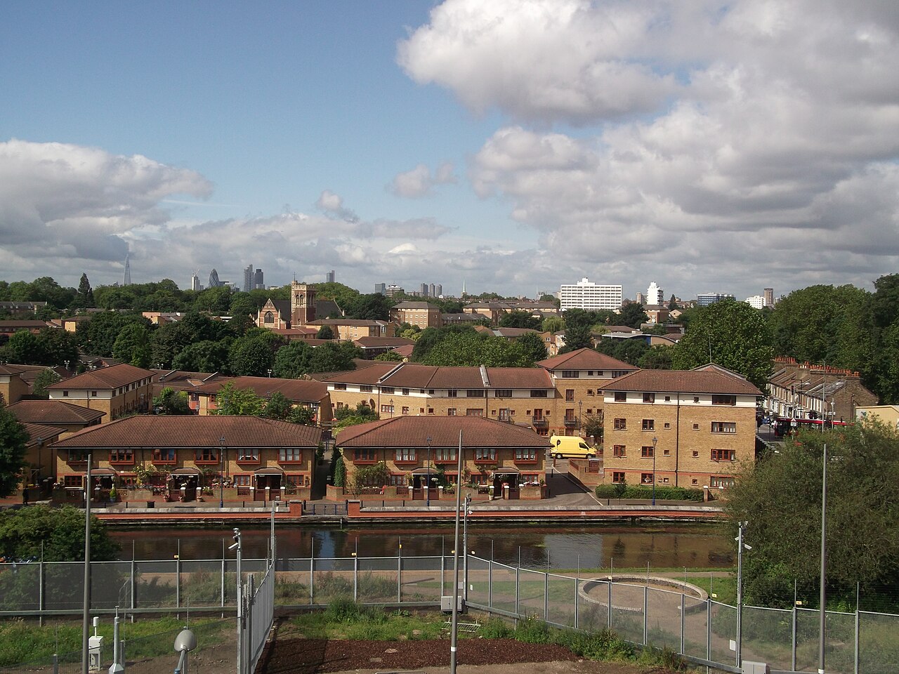 Housing in Hackney Wick (geograph 3046181).jpg