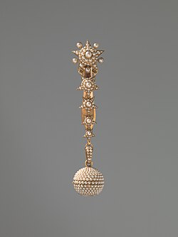 A so-called "Boule de Genève" with a matching chatelaine covered in white pearls. Amsterdam Museum