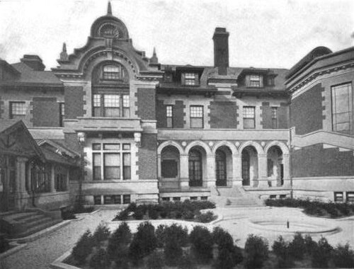 The inner courtyard at Idle Hour, c. 1903
