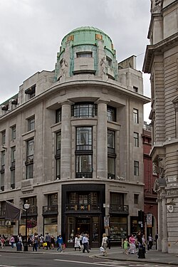 Art Deco reinterpretation of the Doric columns, with no flutings and with little or no entasis, on the Westmorland House (Regent Street no. 117–131), London, by Burnet & Tait, 1920–1925[31]