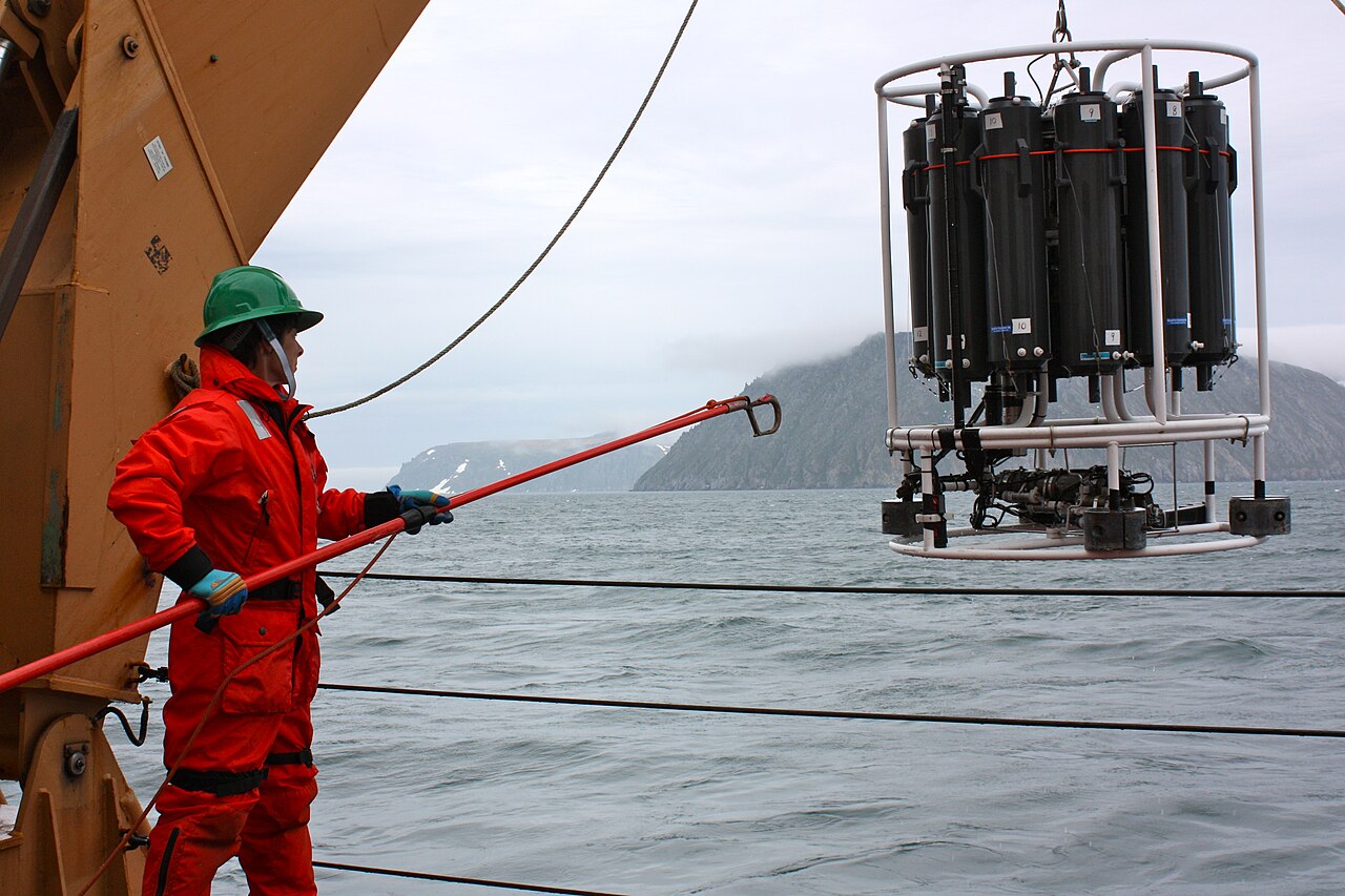 Retrieving the CTD-Rosette (7348328704).jpg