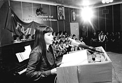 A black-and-white photograph of an FMLN solidarity meeting in Halle (Saale)