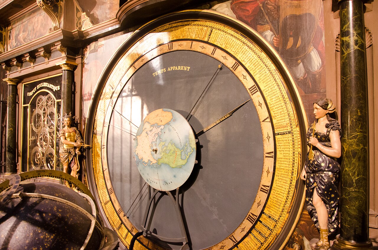 Détail de l'horloge astronomique (33813156156).jpg