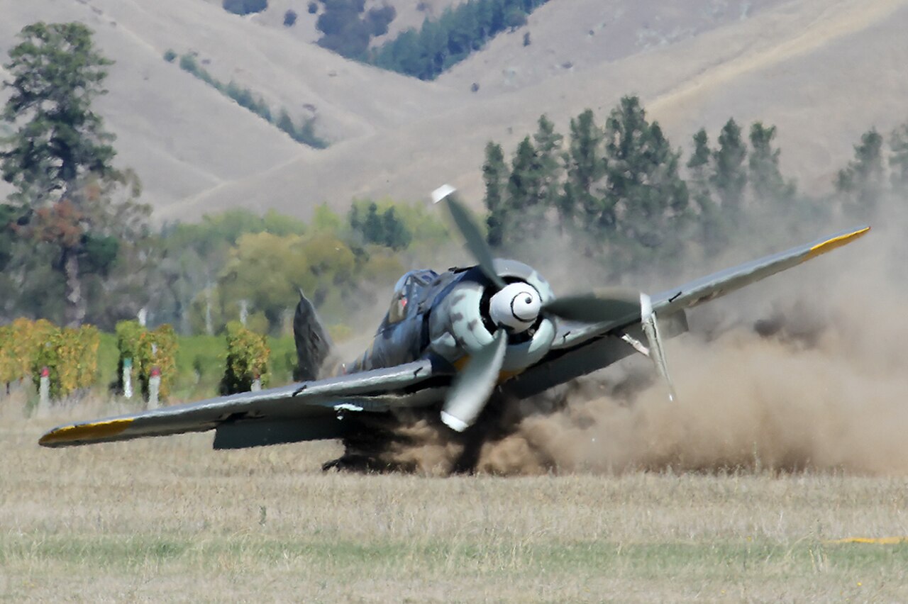 Focke-Wulf Fw190A-8 mishap at 2015 Omaka Airshow.jpg