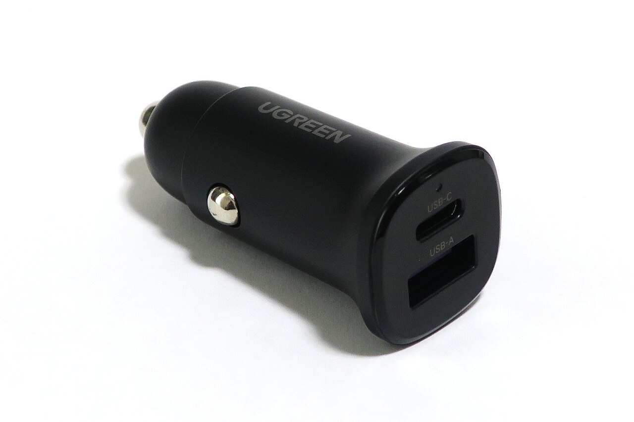 Ugreen car charger USB-C USB-A 30W 25845.jpg