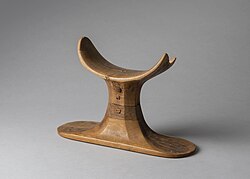 Wooden headrest with a curved support