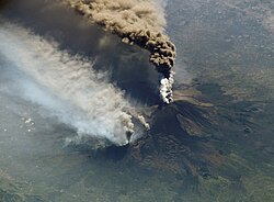 Mount Etna eruption in 2002 with the plume being blown eastward by the Ponente