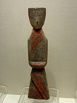 Attendant wearing a qujupao shenyi, a typical clothing of its period, Warring States Period