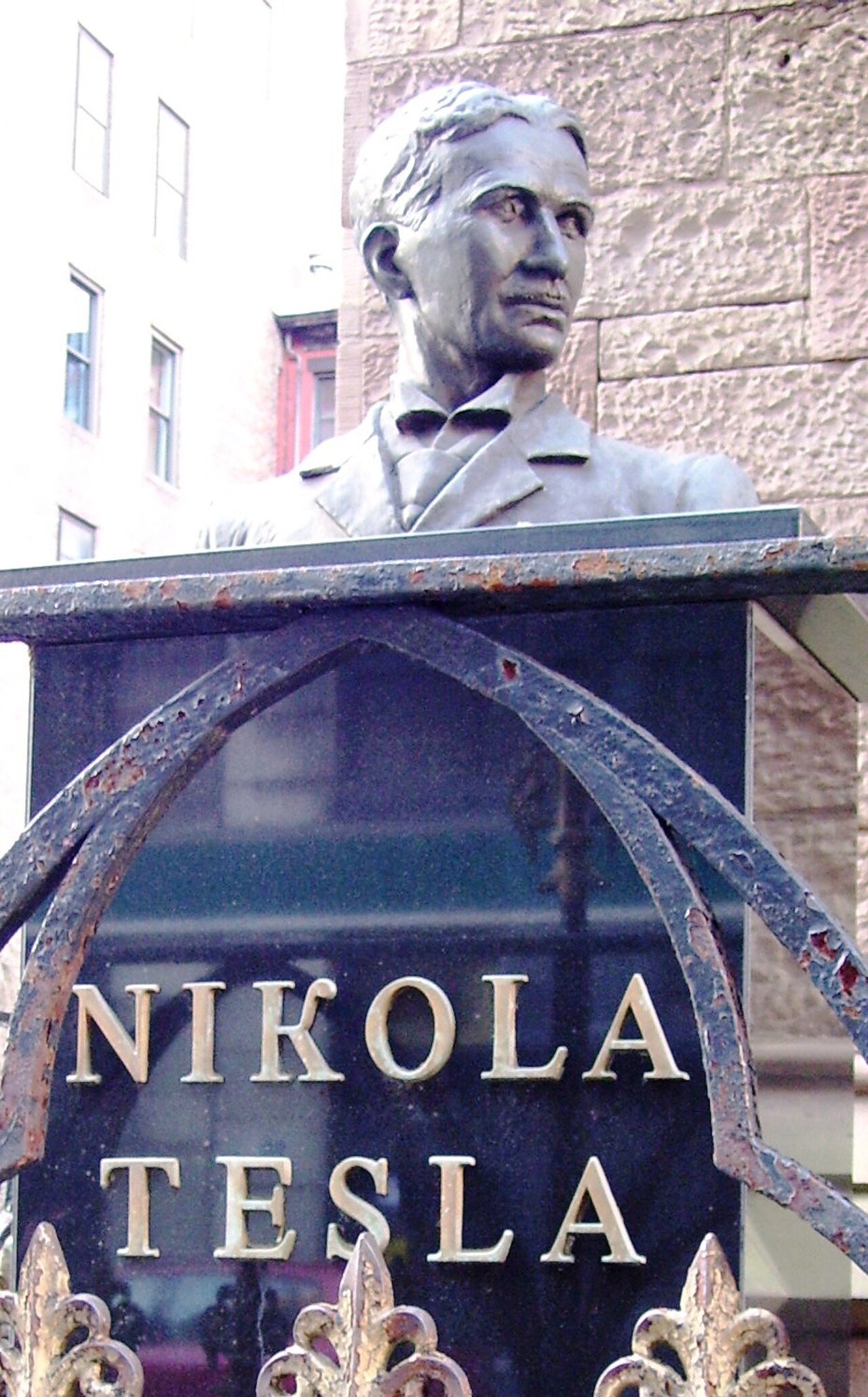 Nikola Tesla bust at St. Sava.jpg