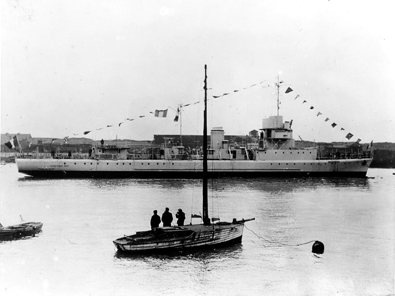 French minesweeping sloop Commandant Bory on 26 January 1939.jpg