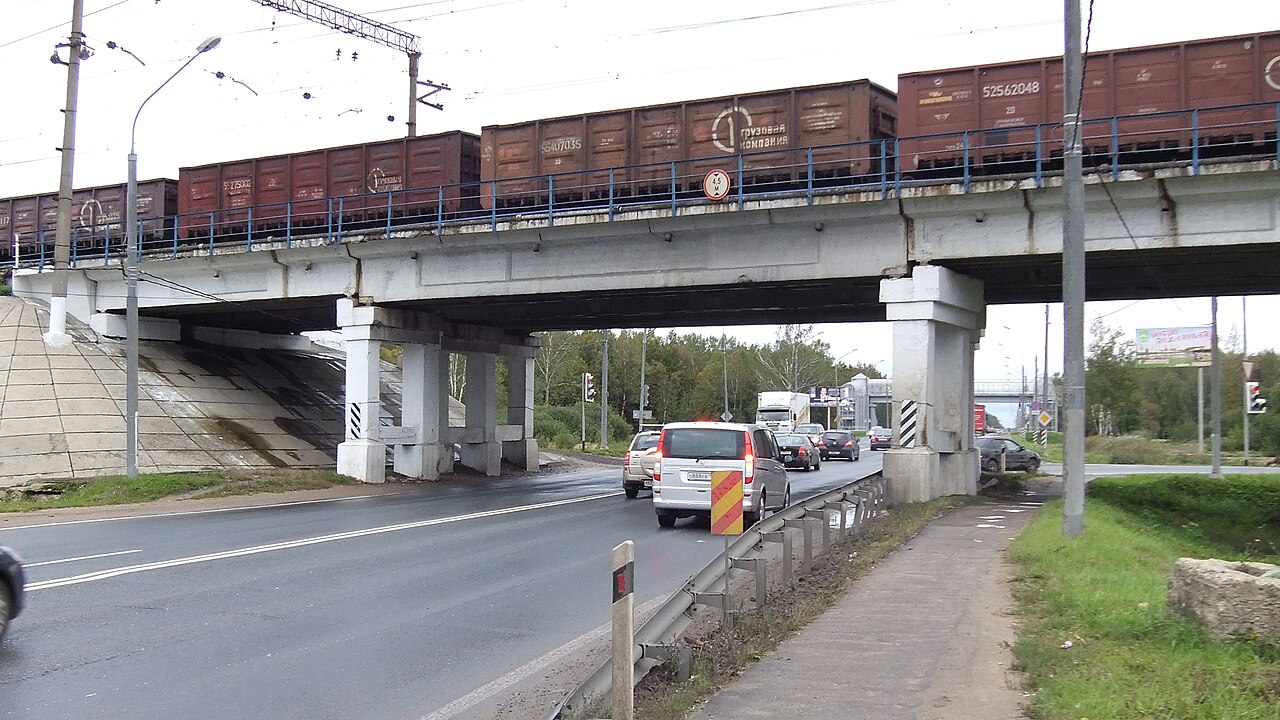 Posyolok Kievskiy (railway bridge over Kievskoe shosse, view from south).JPG