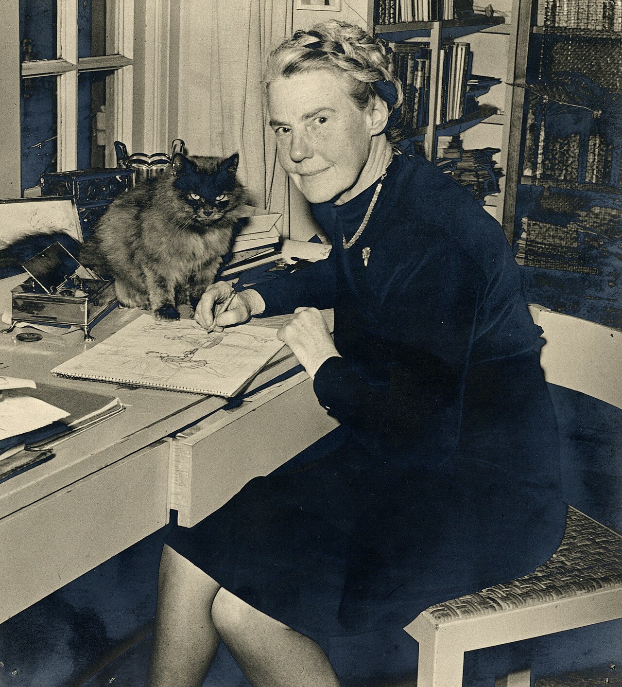 1947-10-22 Portret van tekenares Rie Cramer met een van haar Angora poezen in haar woning in Laren (N.H.). — X115496-405990.jpg