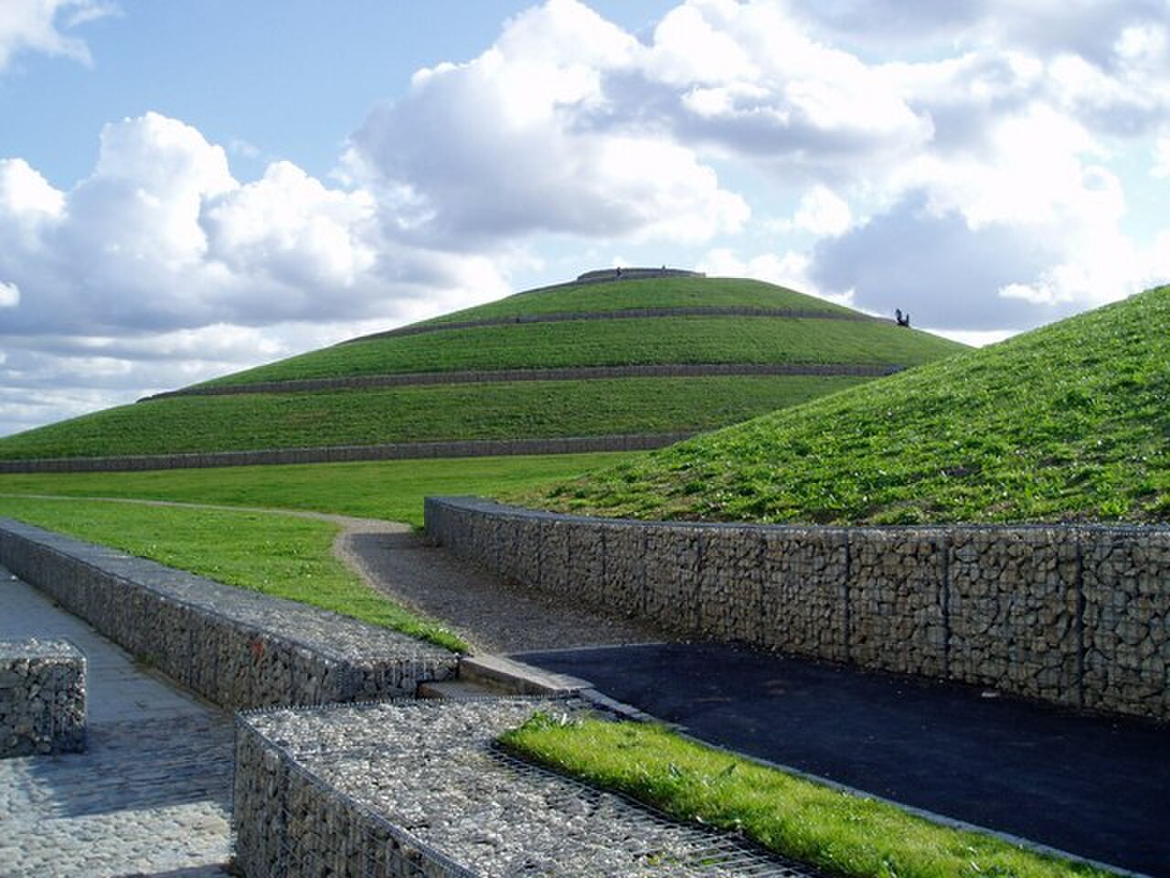 Northala Fields - the main Mound from Western Ave car park. - geograph.org.uk - 1018925.jpg