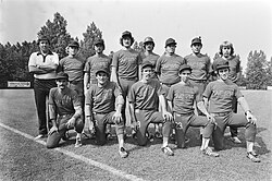 A team photo of Wera Kinheim players in 1978, with the players kneeling in the front of two rows