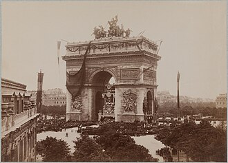 Quadriga installed on the Arc de Triomphe between 1882 and 1886, visible during the funeral of Victor Hugo on 31 May 1885