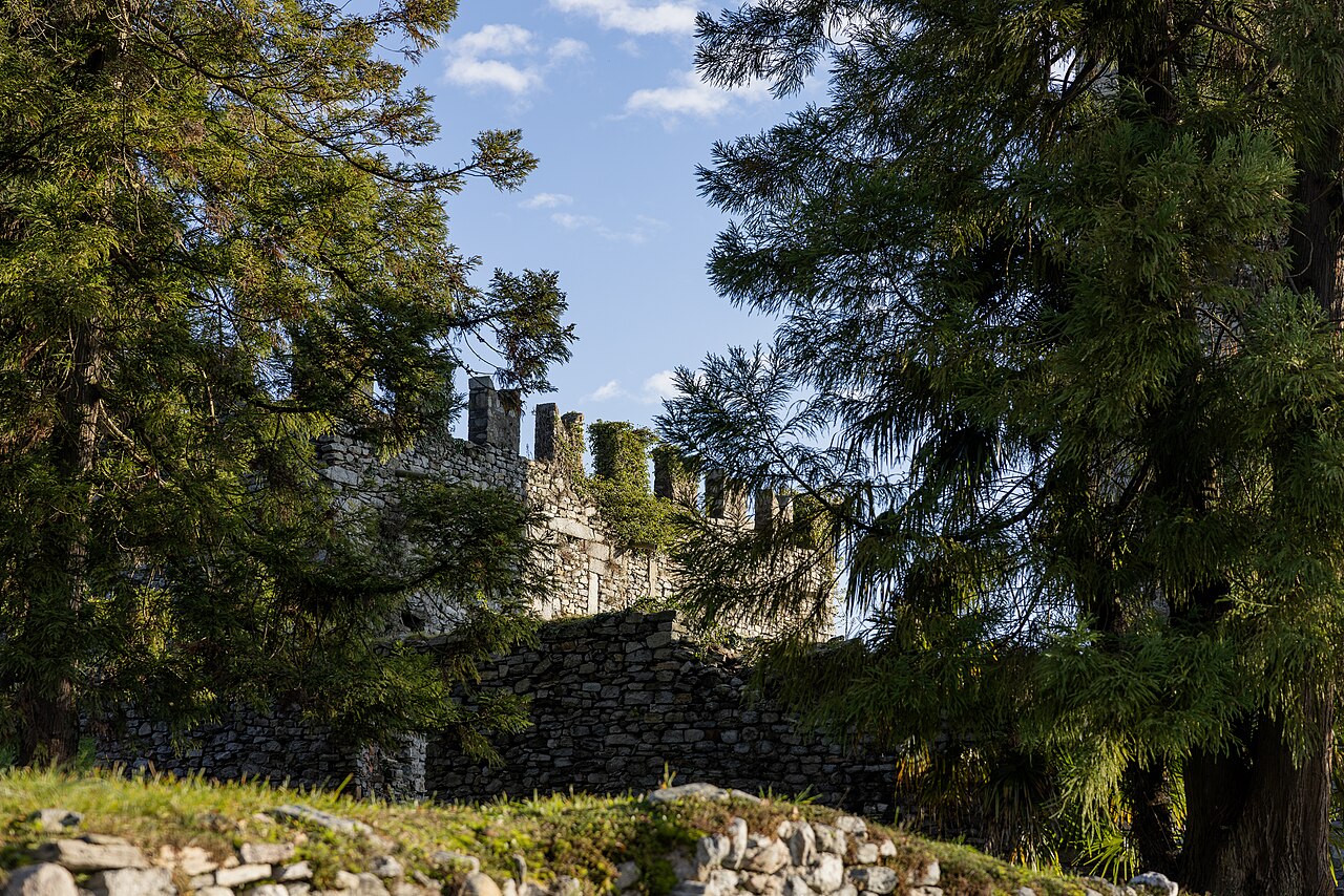 Dettaglio delle mura che circondano la torre viscontea di Invorio.jpg