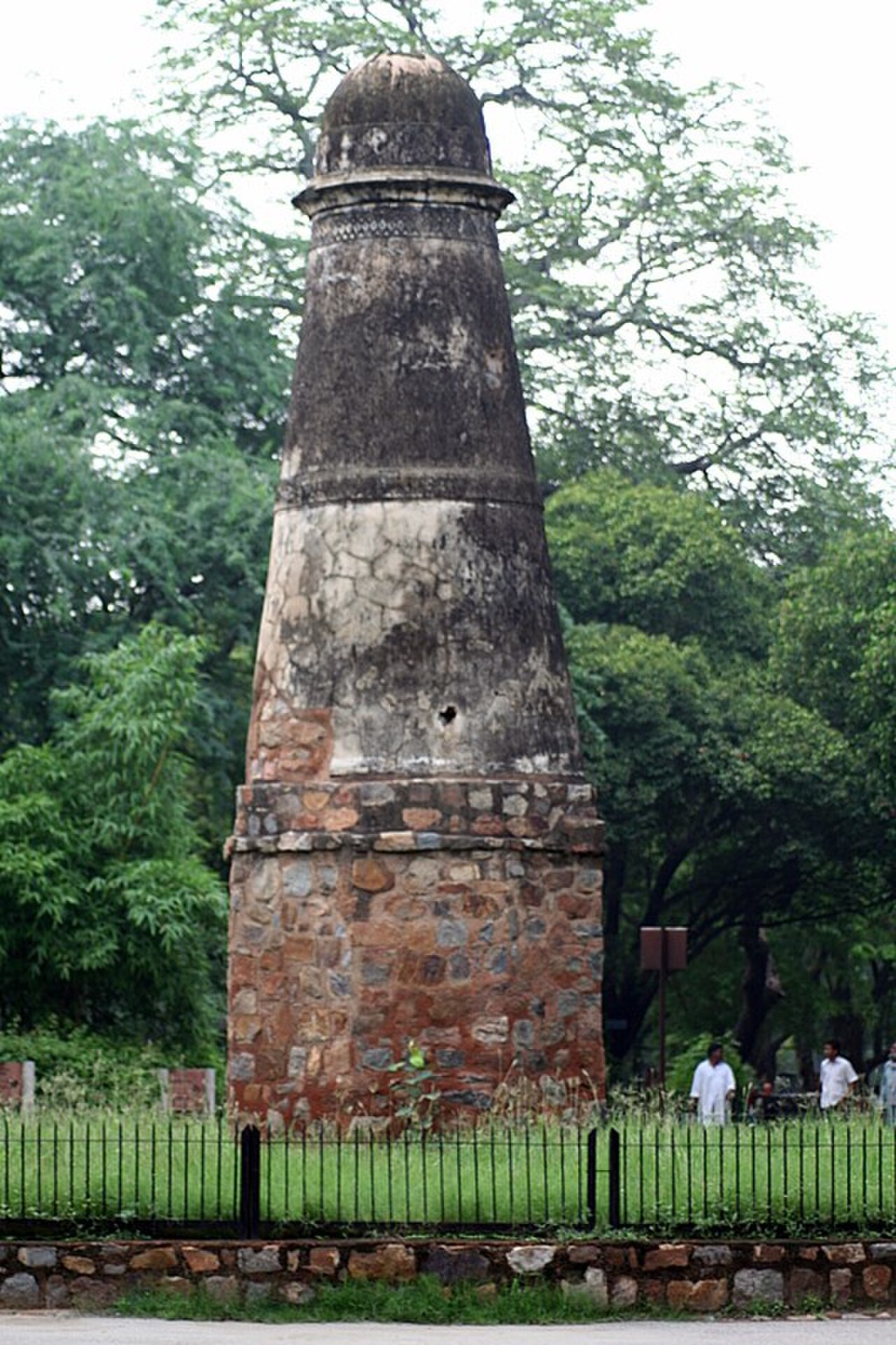 Mughal-era Kos Minar in the Delhi National Zoo.jpg