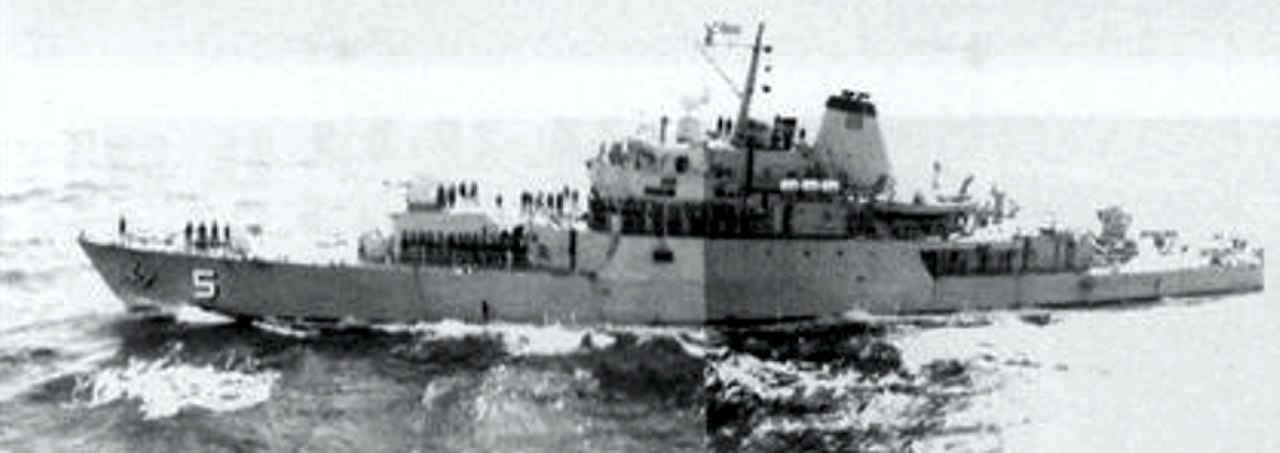 Royal Thai Navy corvette Tapi (5) underway in the Gulf of Siam, in 1983.jpg