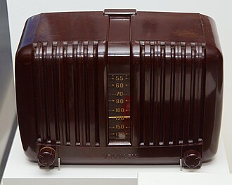 Bakelite radio (1952)