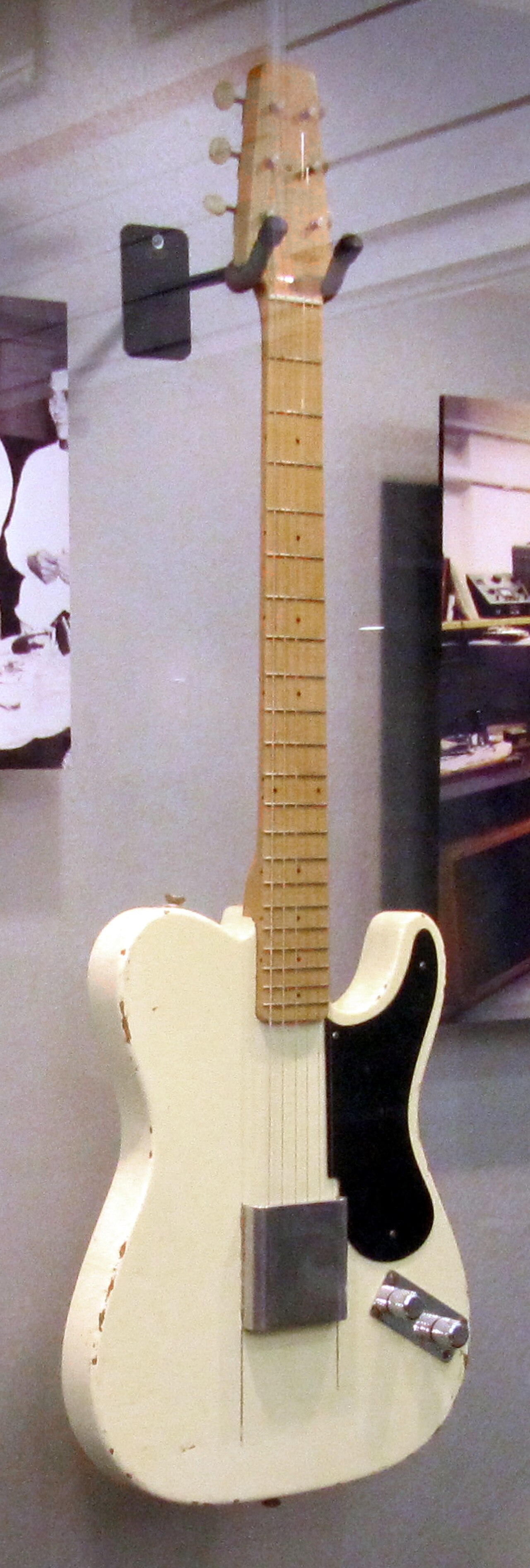 Fender Esquire 1st prototype in 1949 at Fender Guitar Factory museum.jpg
