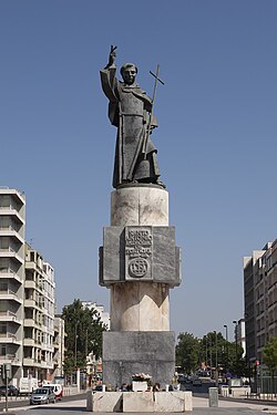 The statue of Saint Anthony, located at the centre of the square, in 2013.