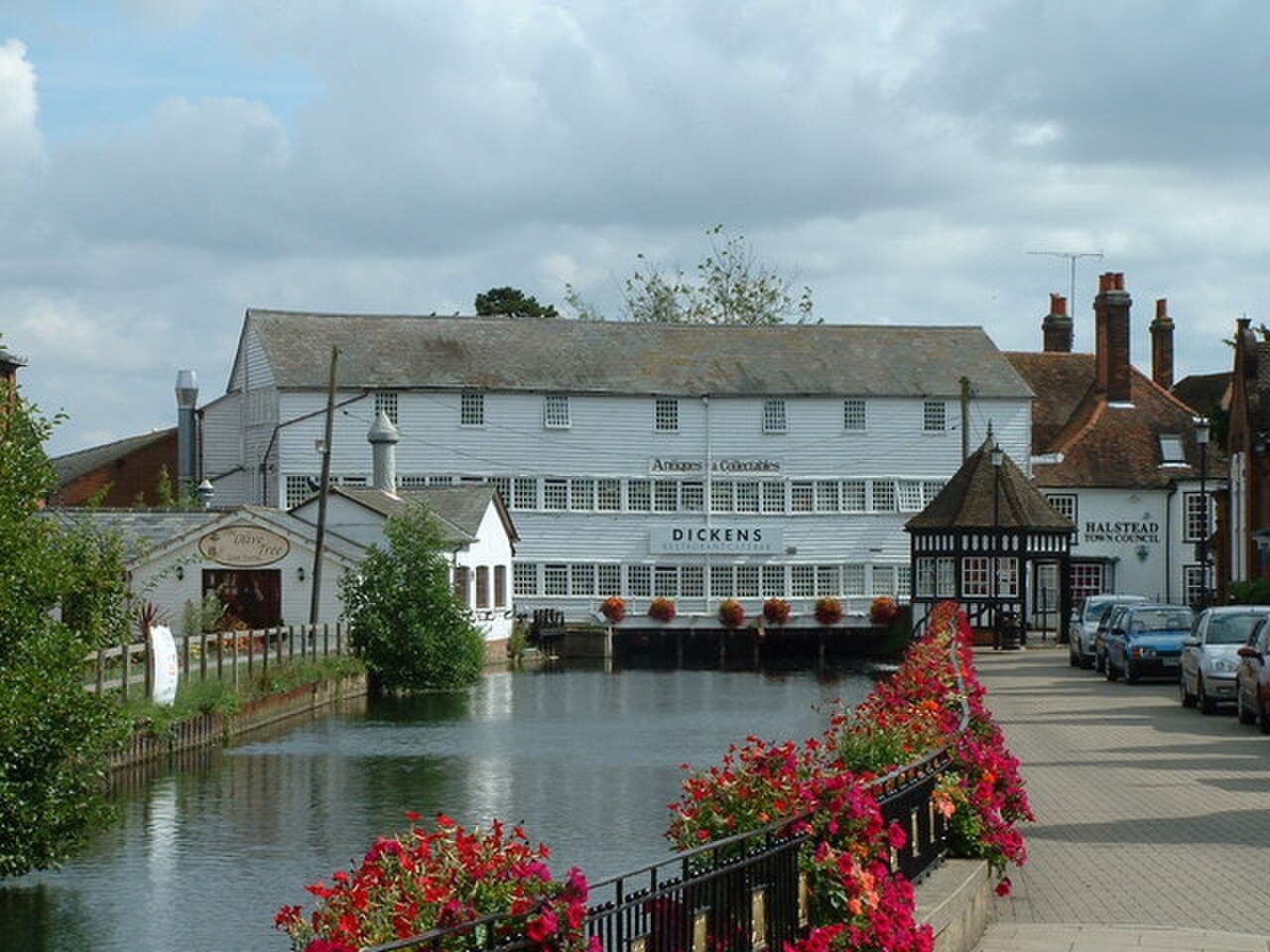Antiques centre and restaurant - geograph.org.uk - 1001322.jpg