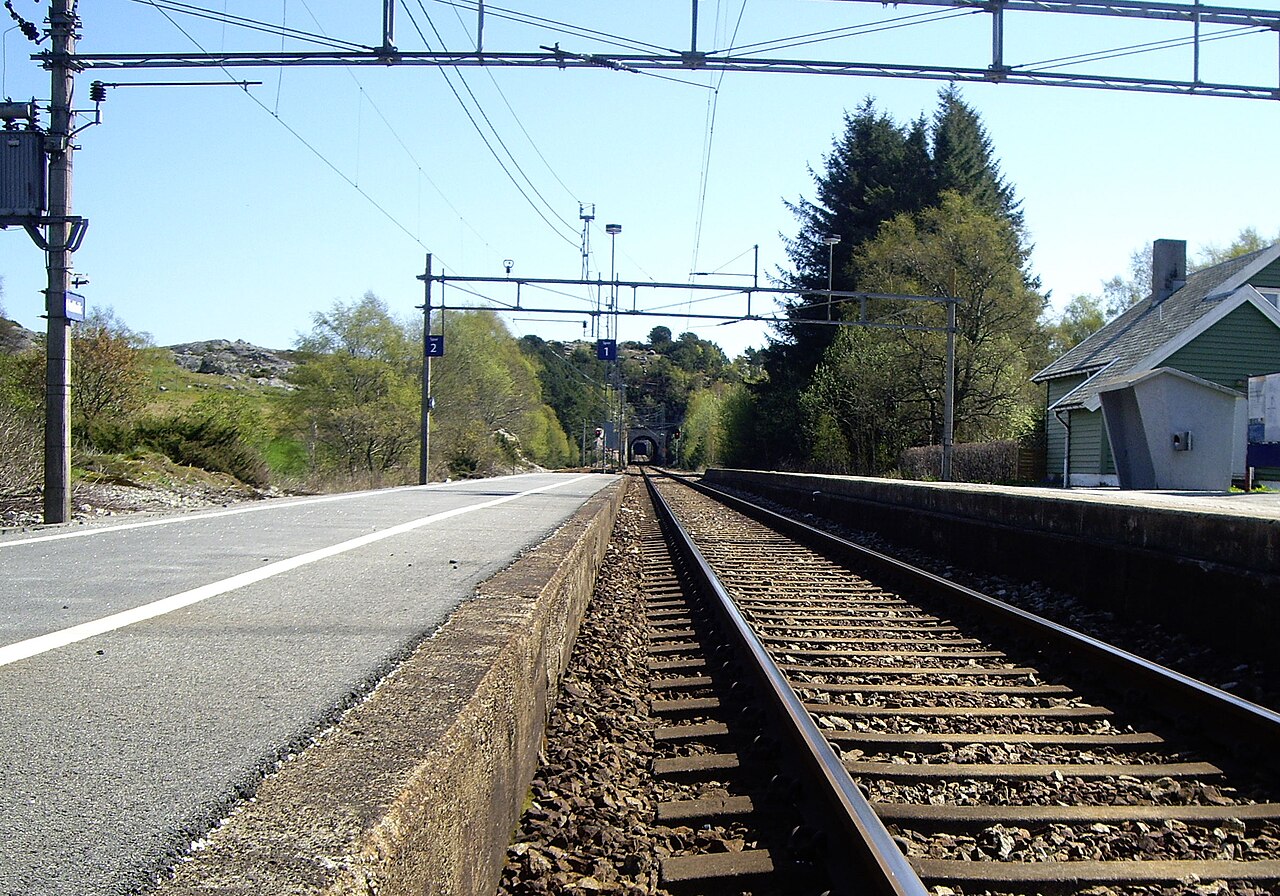 Fra Hellvik stasjon mot Egersund stasjon.jpg