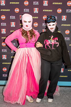 Gozzi (left) and Fröken Snusk in 2024, dressed up as each other