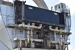 Upper aqueduct door with U-shape seal and pumping system