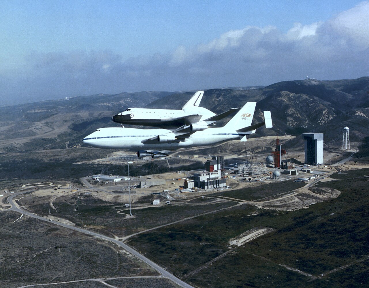 Space Shuttle Discovery and SCA over Vandenberg AFB SLC-6 - DF-SC-85-09923.jpg