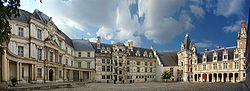 Château de Blois interior façades in Gothic, Renaissance and Classic styles (from right to left).