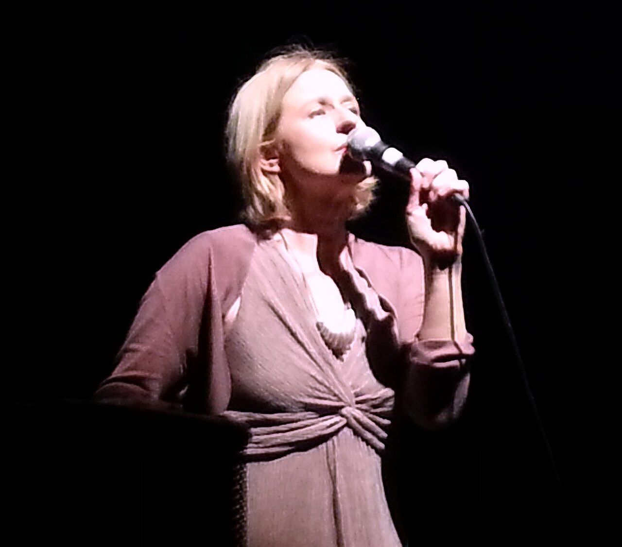Julia Fordham at Bury Met 2013.jpg