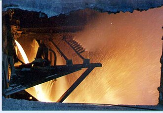 Molten slag flowing into a pelletizing plant [fr]
