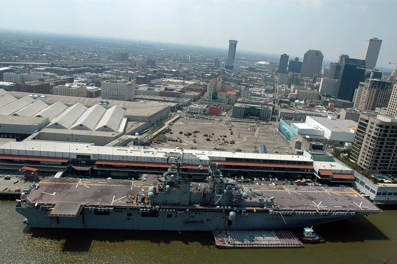 US Navy 050910-N-2383B-537 An aerial view of the amphibious assault ship USS Iwo Jima (LHD 7) docked in New Orleans.jpg