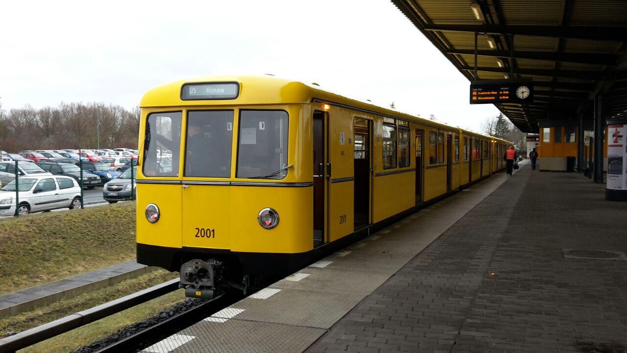 Modernisierter D55 im Bahnhof Hönow.jpg