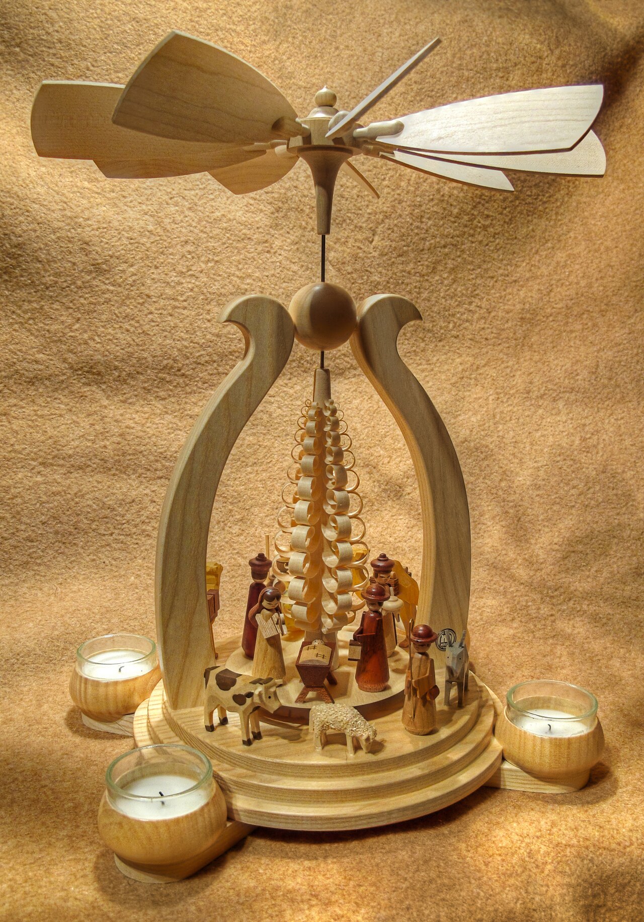 Moderne Weihnachtspyramide mit Krippe.jpg