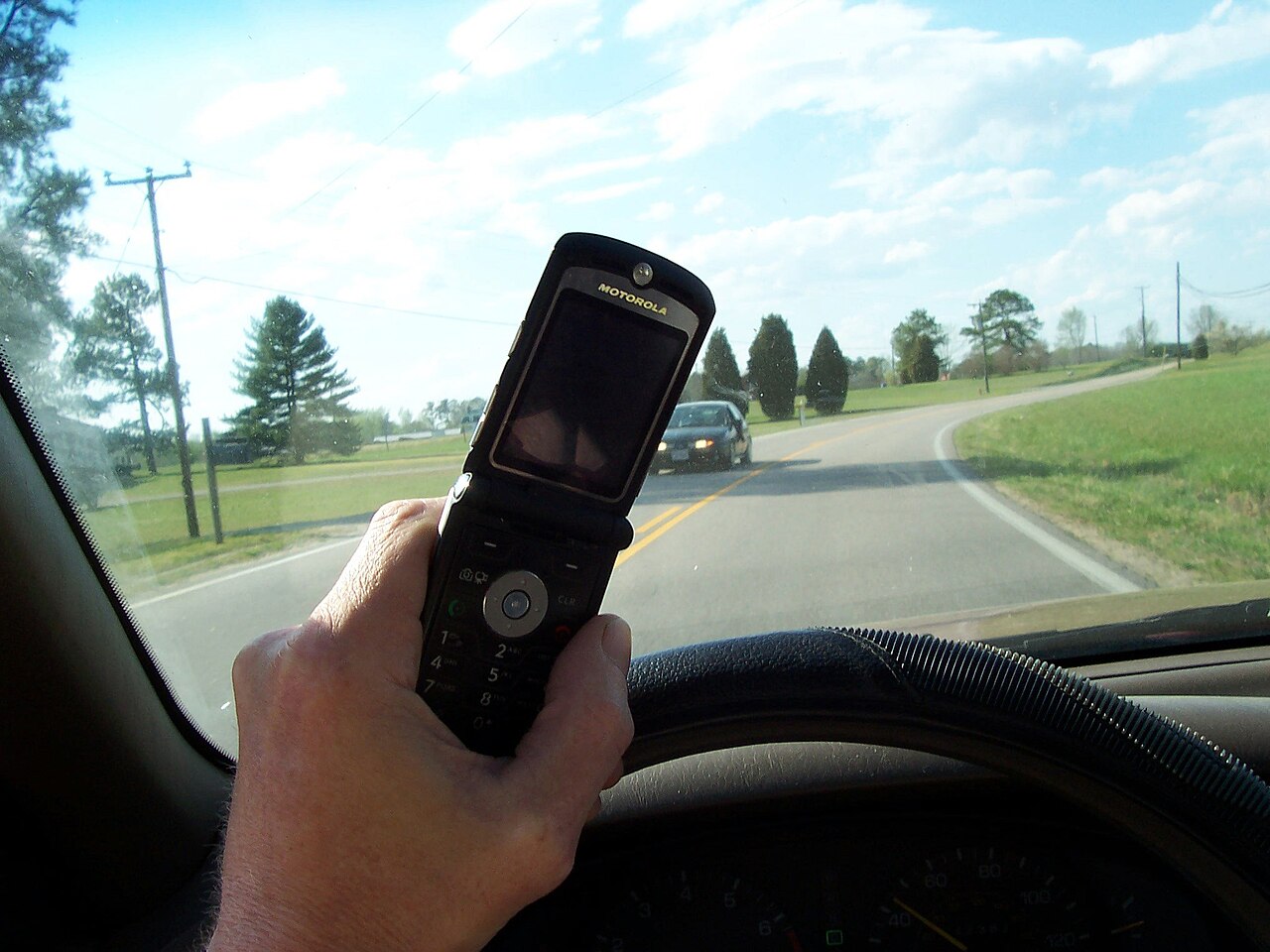 Cell phone use while driving.jpg