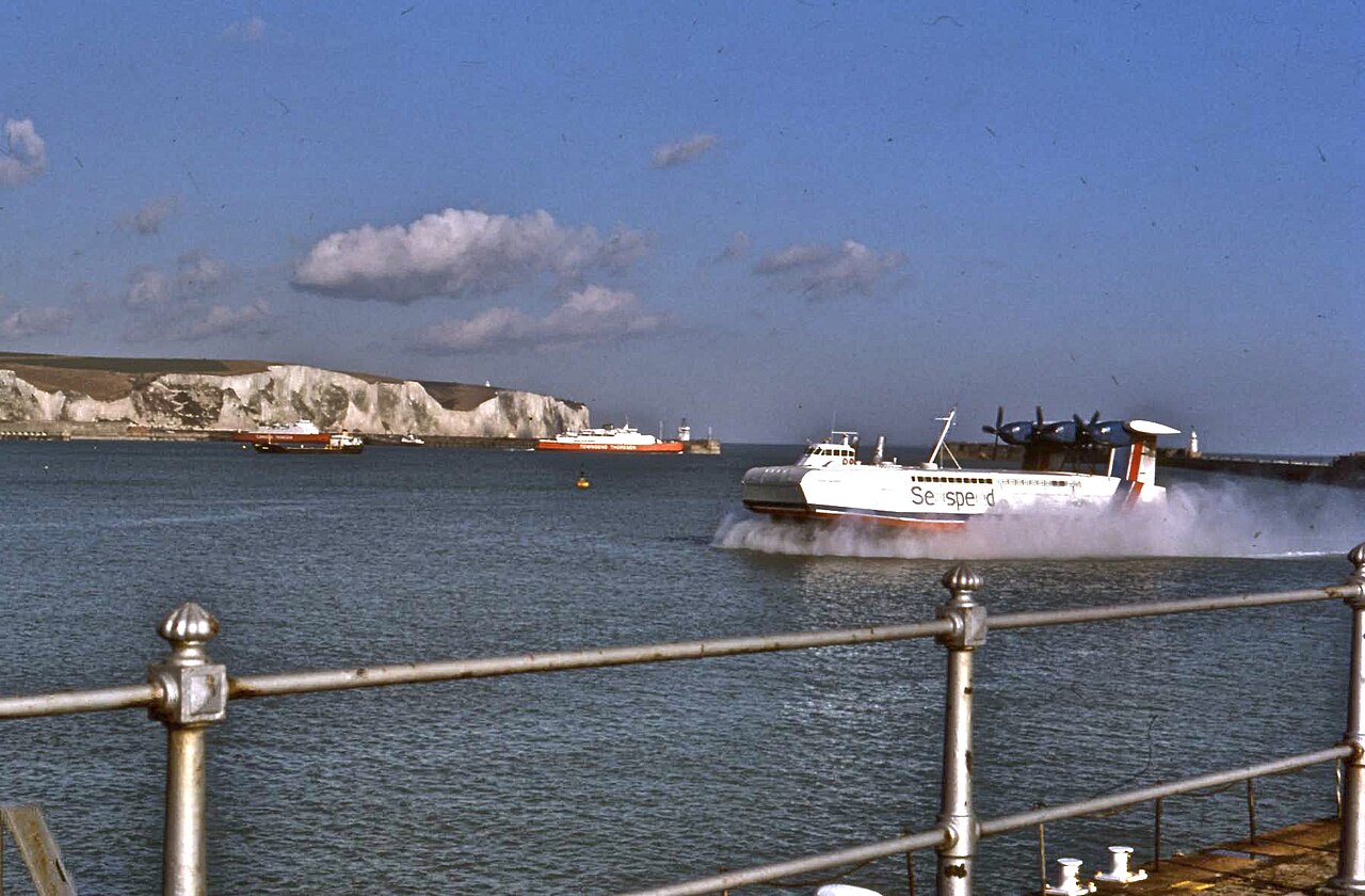 N500 hovercraft arriving at Dover.jpg