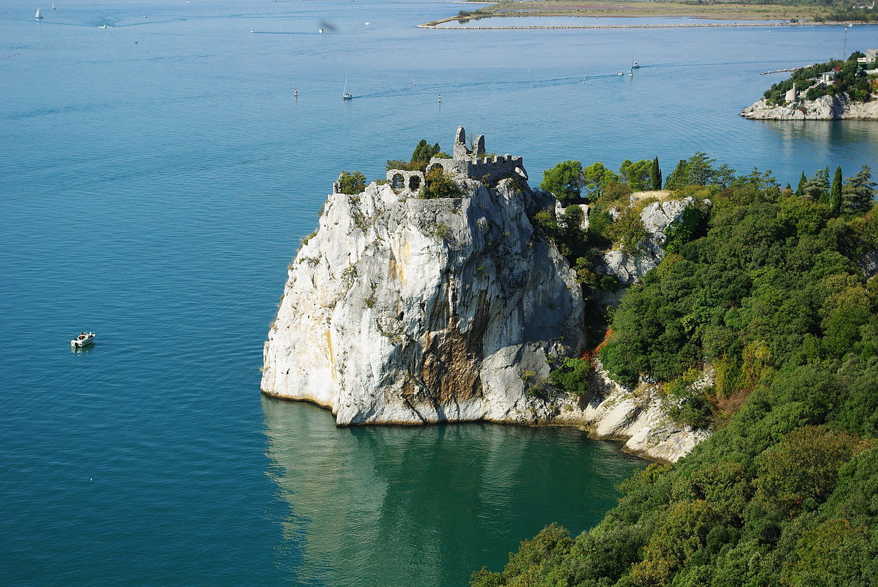 Peninsula near castle Duino.JPG