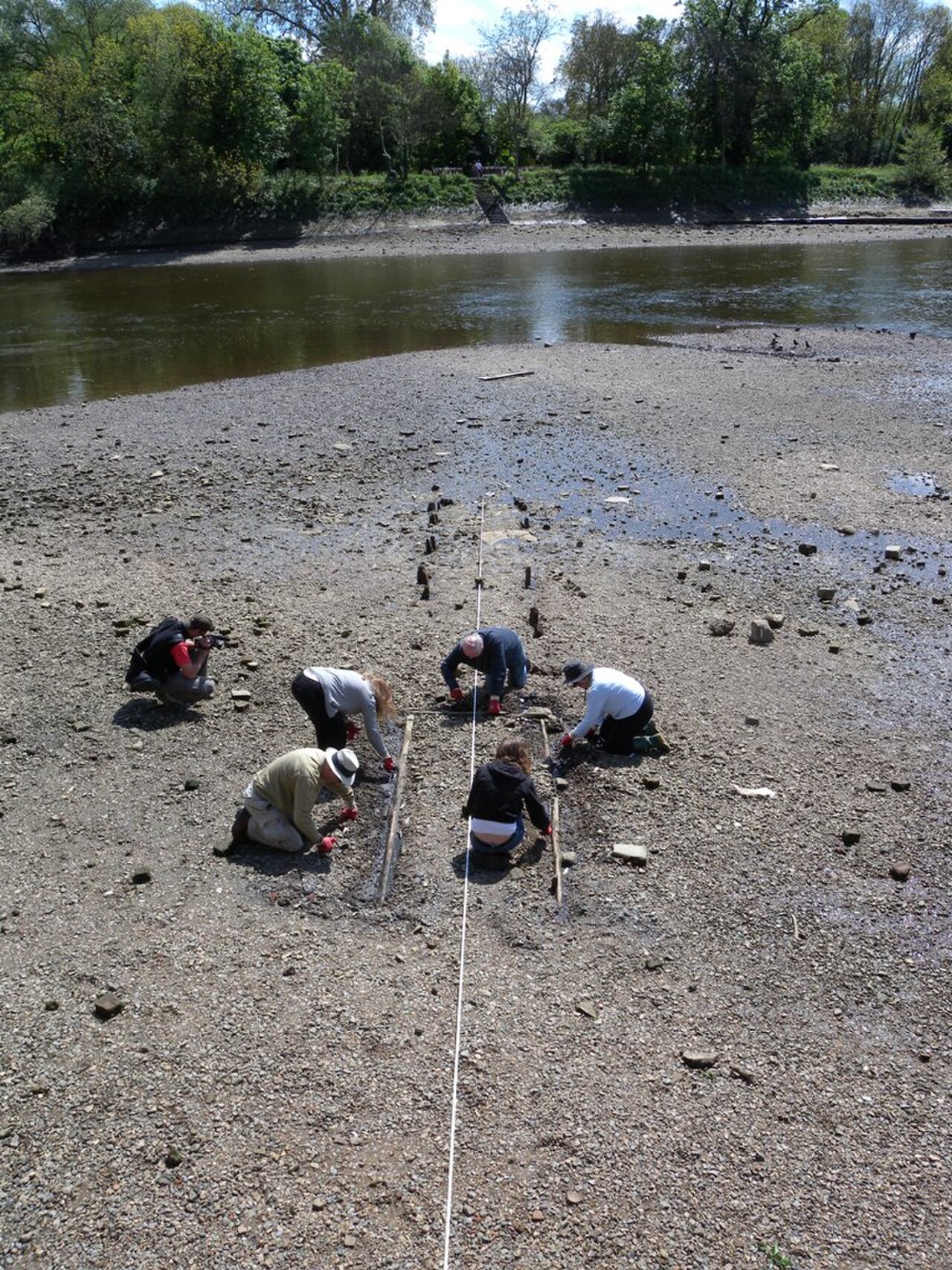 Recording the causeway at Isleworth.JPG