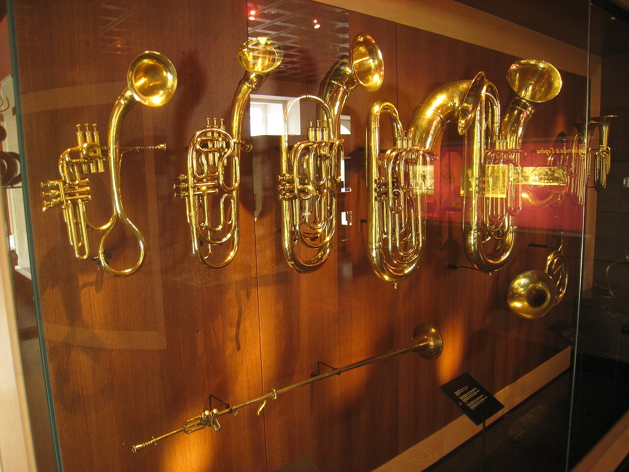 Brass instruments - Musical Instrument Museum, Brussels - IMG 3942.JPG