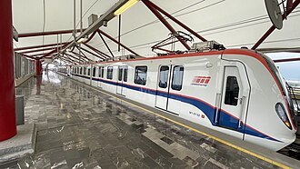 Train arriving at Sendero metro station